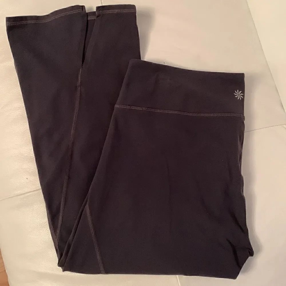 Athleta Cropped Capri Leggings w/ Back Slits Size M